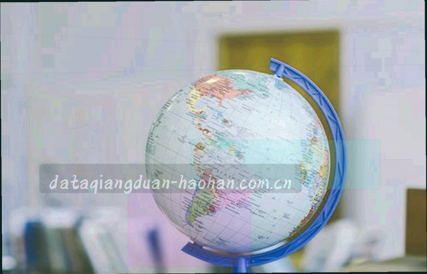 横竖交叉的数据矩阵图形，冷暗底色上青绿与暖橙的交点发光